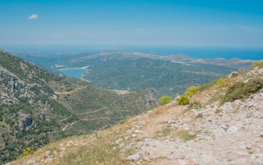 Dağ manzaralı deniz ve göl