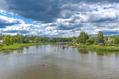 Porvoo şehri. Kırmızı arka plan. Avrupa seyahati. İskandinavya. Eski kasaba. Güzel orman.