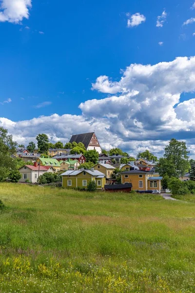 Porvoo şehri. Kırmızı arka plan. Avrupa seyahati. İskandinavya. Eski kasaba. Güzel orman.