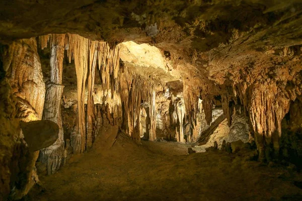 Luray Mağaraları, Va. Sarı arka plan. Taş dokusu. ABD seyahati.