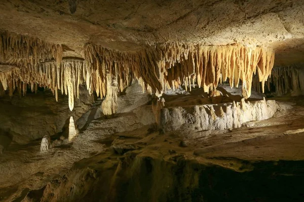 Luray Mağaraları, Va. Sarı arka plan. Taş dokusu. ABD seyahati.