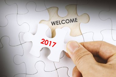 Parçalı bulmaca parçası tutan el kavramsal görüntü.