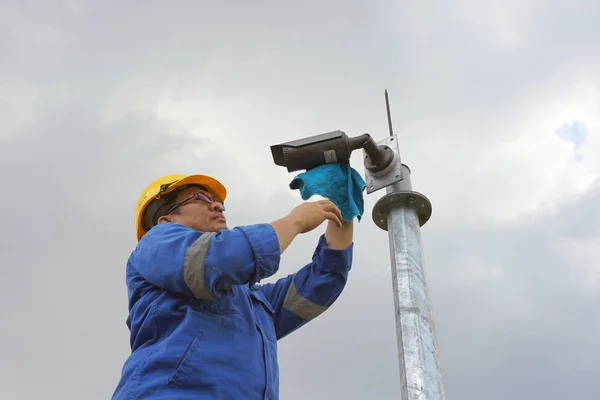 Bir erkek işçi bakım işi