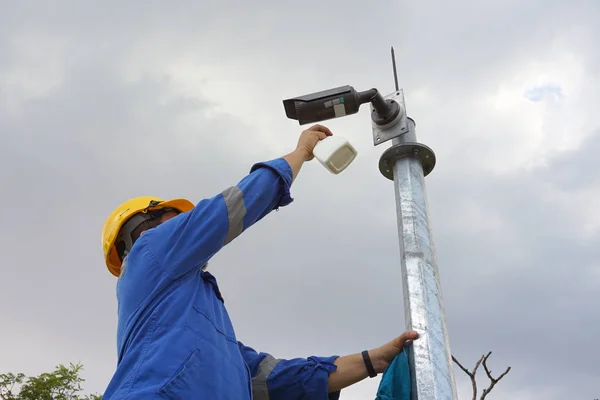 Un trabajador masculino haciendo un trabajo de mantenimiento Imágenes De Stock Sin Royalties Gratis