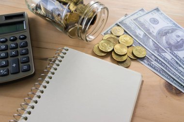 Not Defteri, para ve ahşap masa hesap makinesi kavramsal görüntü. Seçici odak.