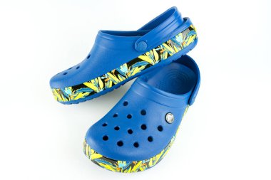 Kuala Lumpur, Malezya - Şubat 17,2018: mavi Crocs sandalet çiçek motifi ile bir çift üzerinde izole beyaz arka plan tasarımı. Crocs Inc Scott Seamans, Lyndon 