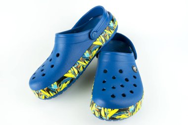 Kuala Lumpur, Malezya - Şubat 17,2018: mavi Crocs sandalet çiçek motifi ile bir çift üzerinde izole beyaz arka plan tasarımı. Crocs Inc Scott Seamans, Lyndon 