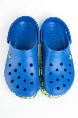 Kuala Lumpur, Malezya - Şubat 17,2018: mavi Crocs sandalet çiçek motifi ile bir çift üzerinde izole beyaz arka plan tasarımı. Crocs Inc Scott Seamans, Lyndon 