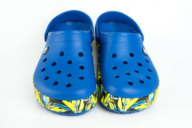 Kuala Lumpur, Malezya - Şubat 17,2018: mavi Crocs sandalet çiçek motifi ile bir çift üzerinde izole beyaz arka plan tasarımı. Crocs Inc Scott Seamans, Lyndon 