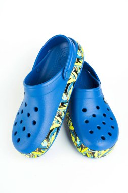 Kuala Lumpur, Malezya - Şubat 17,2018: mavi Crocs sandalet çiçek motifi ile bir çift üzerinde izole beyaz arka plan tasarımı. Crocs Inc Scott Seamans, Lyndon 