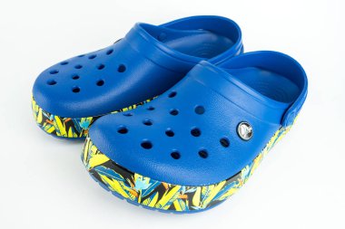 Kuala Lumpur, Malezya - Şubat 17,2018: mavi Crocs sandalet çiçek motifi ile bir çift üzerinde izole beyaz arka plan tasarımı. Crocs Inc Scott Seamans, Lyndon 