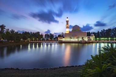 Lakeside Terengganu, Malezya göl kenarında yansıması ile gündoğumu sırasında tarafından güzel beyaz Camii.