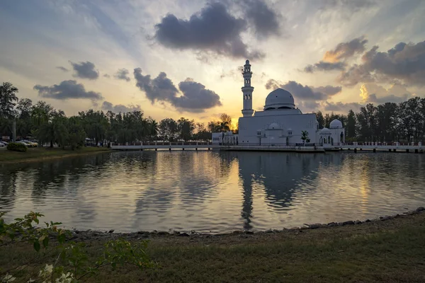 Hermosa Mezquita Blanca Junto Lago Durante Amanecer Con Reflexión Sobre — Foto de Stock