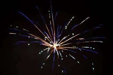 Gece gökyüzünde havai fişekler