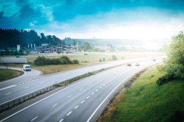 Üç şeritli otoyol, gökyüzü