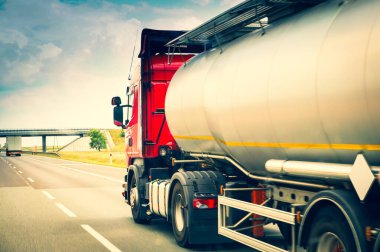 Otobanda bir tank vagonu