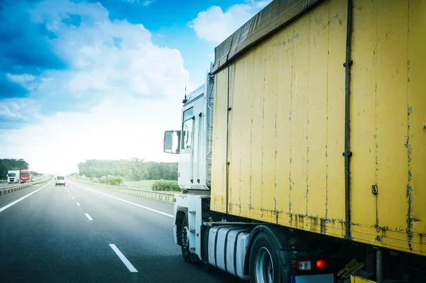 Vrachtwagen Een Snelweg — Stockfoto