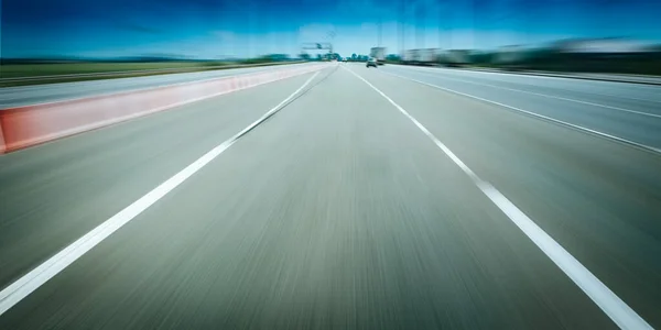高速道路を運転する — ストック写真