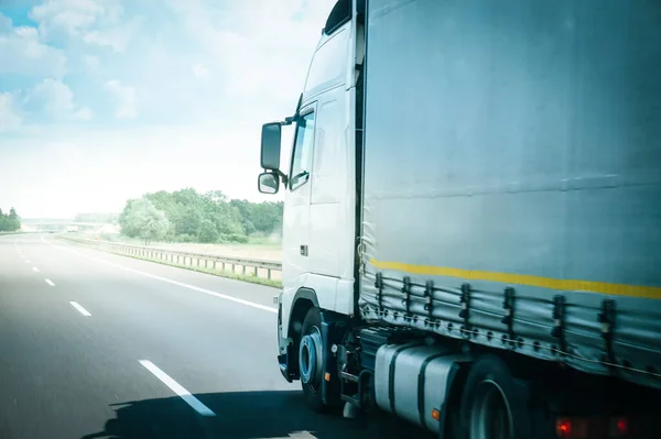 Vrachtwagen Een Snelweg — Stockfoto