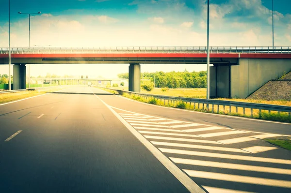 高速道路を運転する — ストック写真