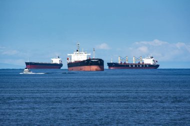 Harbour için bekleyen gemi