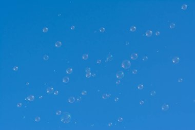 Mavi gökyüzünde doğal sabun köpükleri