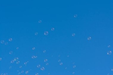 Mavi gökyüzünde doğal sabun köpükleri