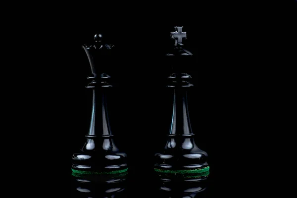 Kahverengi ve beyaz satranç tahtasında satranç saati olan siyah ve beyaz plastik satranç taşları.