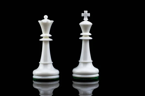 Schwarz Weiße Plastikschachfiguren Auf Einem Braun Weißen Schachbrett Mit Schachuhr — Stockfoto