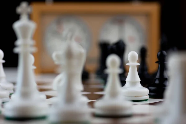 Černobílé Plastové Šachové Figurky Hnědé Bílé Šachovnici Šachovými Hodinami — Stock fotografie
