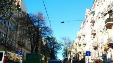 Mavi şehir gökyüzü bir arabadan. Kiev, Ukrayna. Hareket halindeki arabanın manzarası..