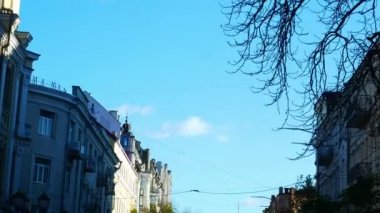 Mavi şehir gökyüzü bir arabadan. Kiev, Ukrayna. Hareket halindeki arabanın manzarası..