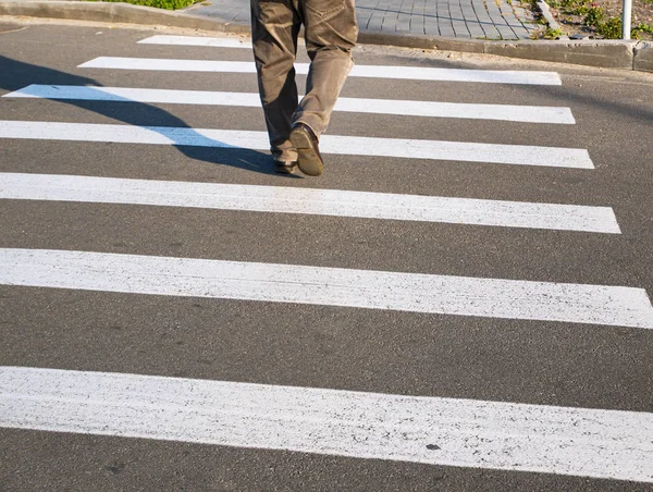 Pedestre atravessando a estrada zebra . — Fotografia de Stock