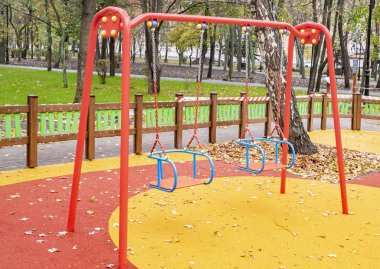 Sonbahar parkında salıncaklı çocuk parkı..