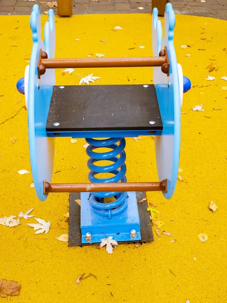 Plac zabaw dla dzieci z huśtawką w jesiennym parku. — Zdjęcie stockowe