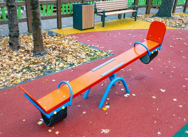 Parque infantil com um balanço no parque de outono . — Fotografia de Stock