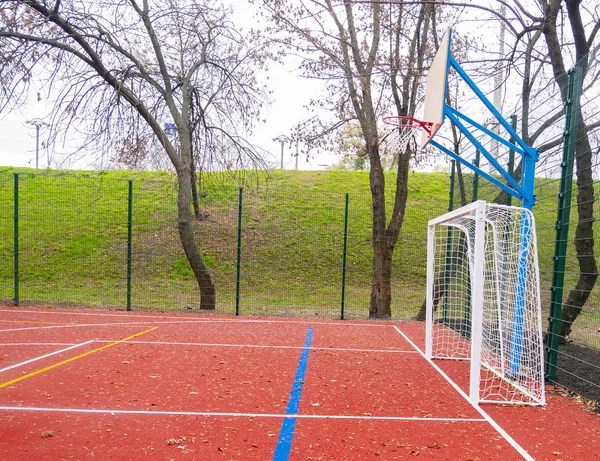 Campo de esportes para jogos em um parque público . — Fotografia de Stock