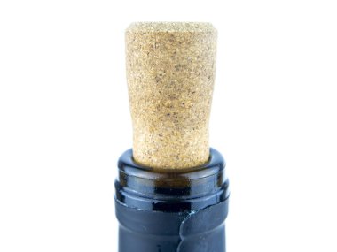 Beyaz arka planda şarap şişesinin tıpası..