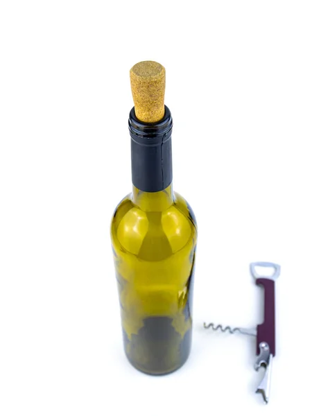 Cortiça de uma garrafa de vinho e um saca-rolhas em um fundo branco . — Fotografia de Stock