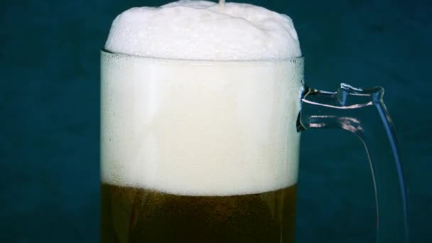 Schiuma Birra Scorre Lungo Una Tazza Vetro Alcol — Video Stock