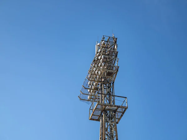 Torre de iluminação estádio contra o céu azul . — Fotografia de Stock
