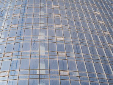 Güneşli bir ofis binasının pencereleri.