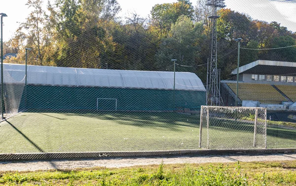 Terrain de football avec gazon artificiel . — Photo