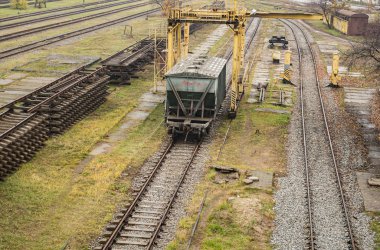 Demiryolundaki ticari arabalar..