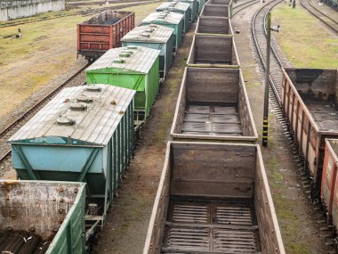 Demiryolundaki ticari arabalar..