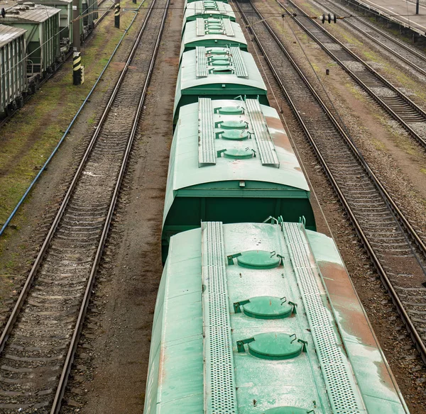 Carros de mercadorias no caminho de ferro . — Fotografia de Stock