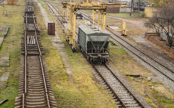 Råvarubilar på järnvägen. — Stockfoto