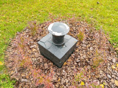 Yeşil çimlerin üzerindeki havalandırma borusu..