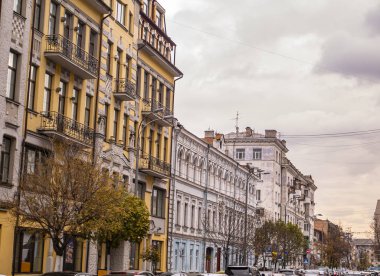 Eski şehir sokaklarının eski renkli evleri.