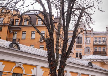 Eski şehir sokaklarının eski renkli evleri.